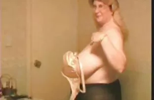 Blonde springt auf e ...