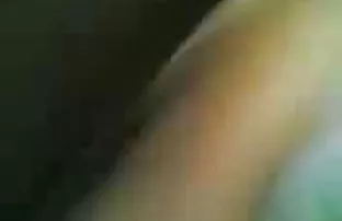 Nettes Mädchen saugt ...